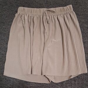 Women’s Pleated Drawstring Shorts - Beige